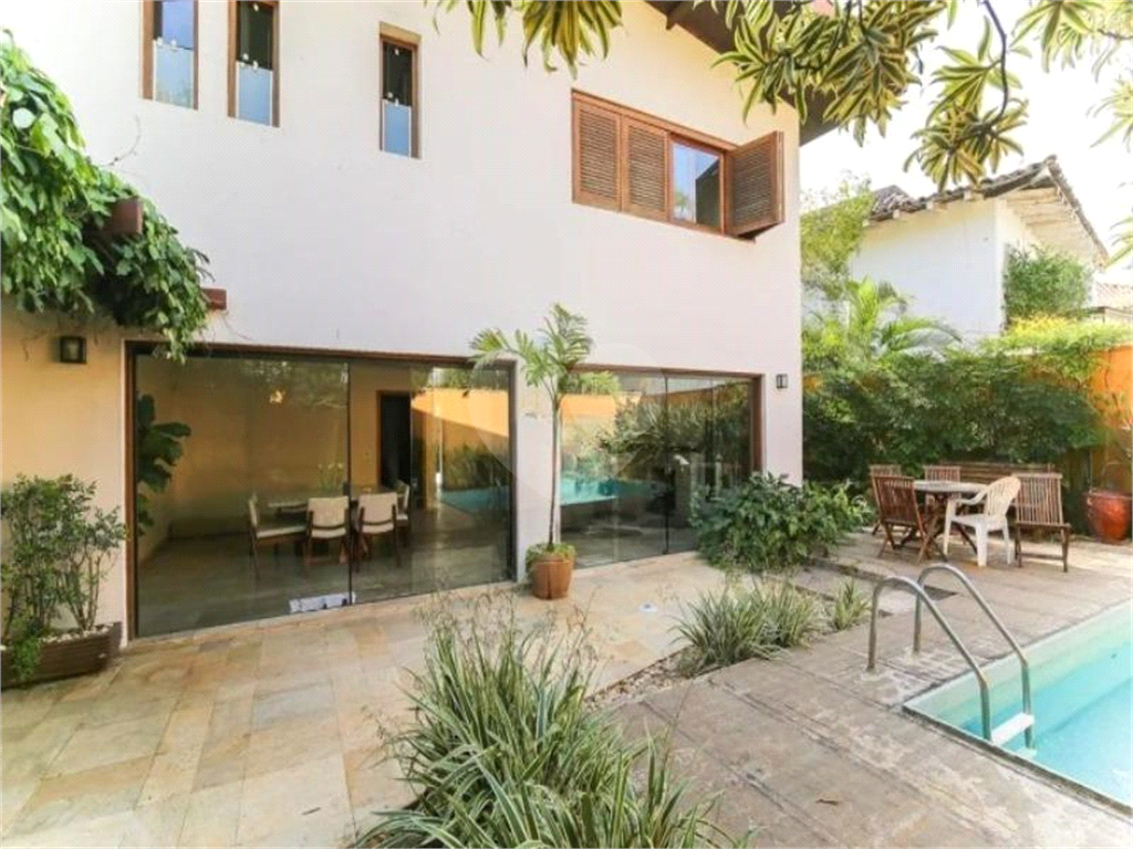 Casa de alto padrão no Morumbi – segurança, luz natural e elegância em um refúgio urbano exclusivo.