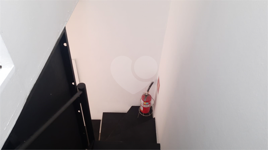 LOJA EM CENTRO COMERCIAL EM PINHEIROS.