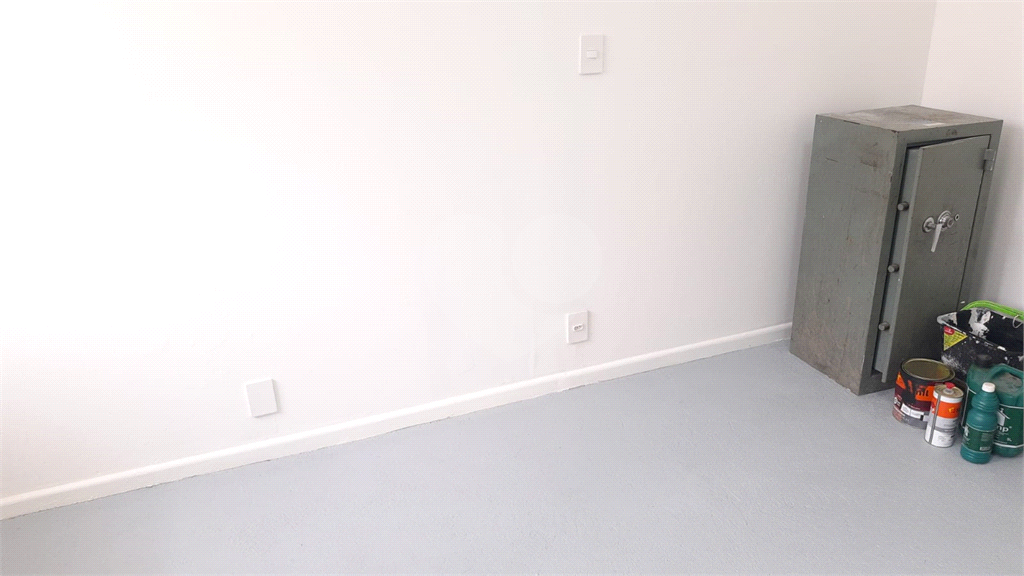 LOJA EM CENTRO COMERCIAL EM PINHEIROS.