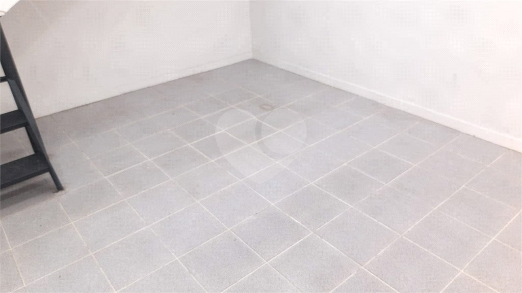 LOJA EM CENTRO COMERCIAL EM PINHEIROS.