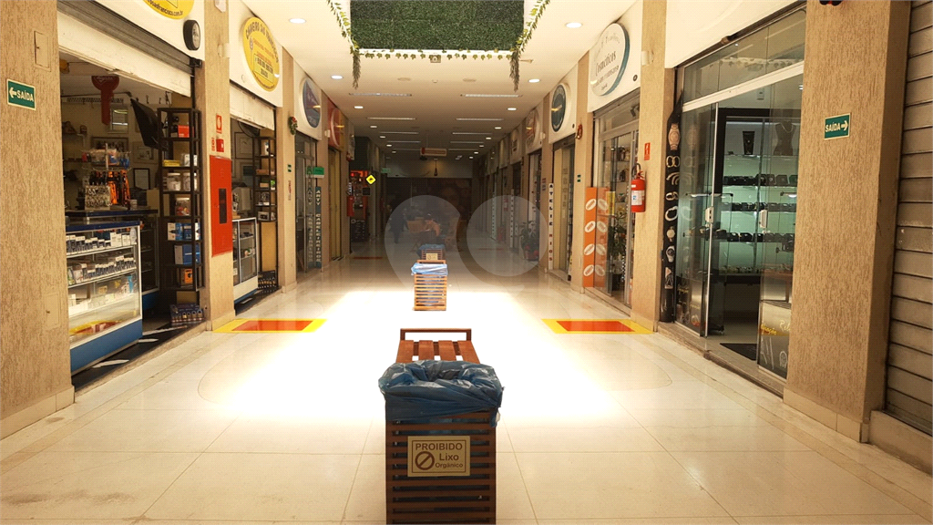LOJA EM CENTRO COMERCIAL EM PINHEIROS.