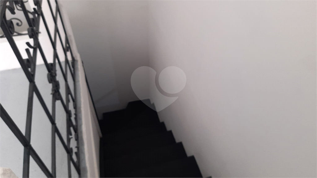 LOJA EM CENTRO COMERCIAL EM PINHEIROS.