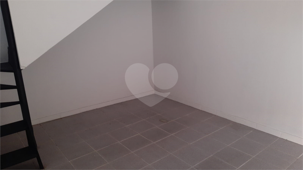 LOJA EM CENTRO COMERCIAL EM PINHEIROS.