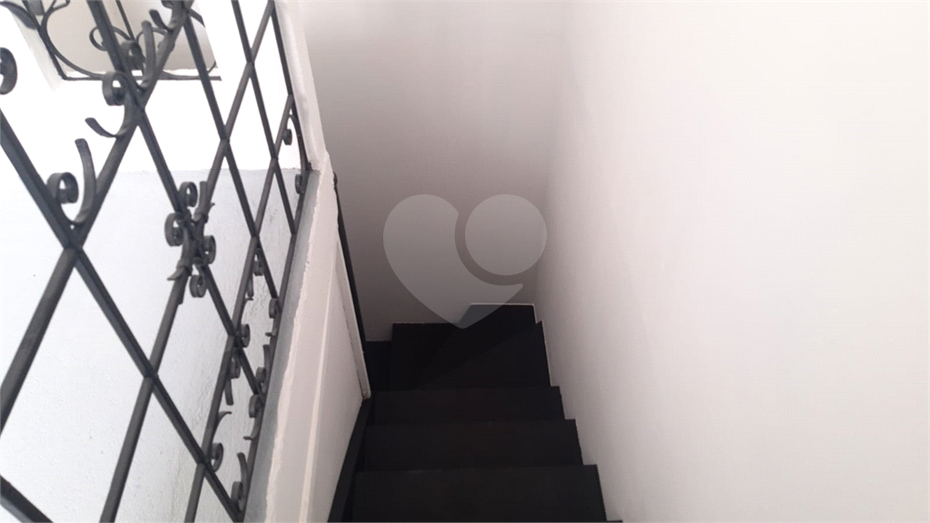 LOJA EM CENTRO COMERCIAL EM PINHEIROS.