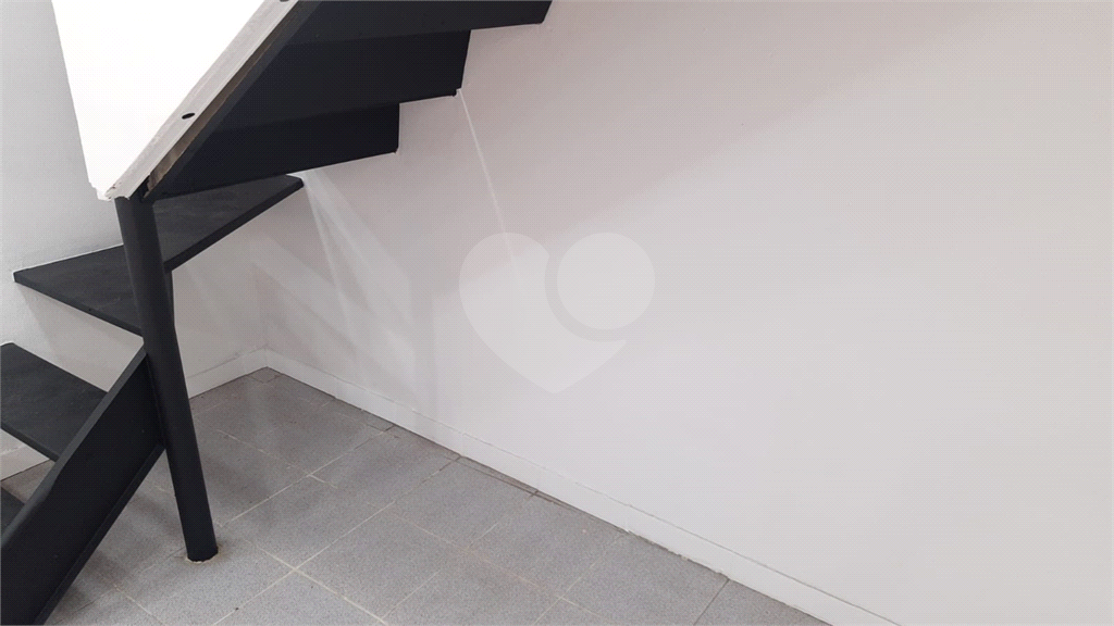 LOJA EM CENTRO COMERCIAL EM PINHEIROS.