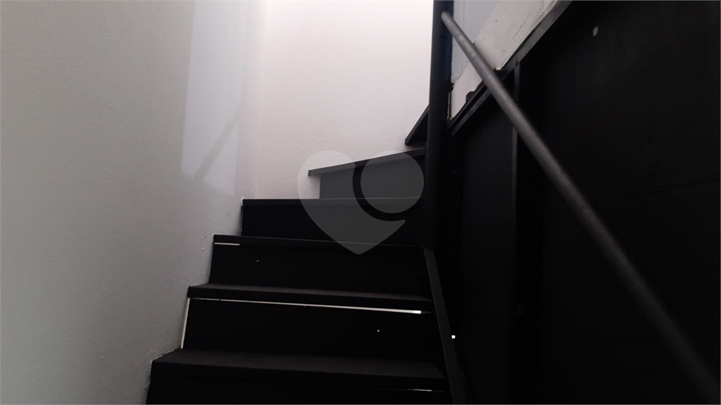 LOJA EM CENTRO COMERCIAL EM PINHEIROS.