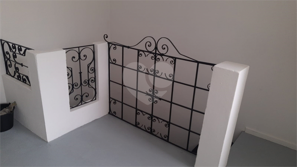 LOJA EM CENTRO COMERCIAL EM PINHEIROS.