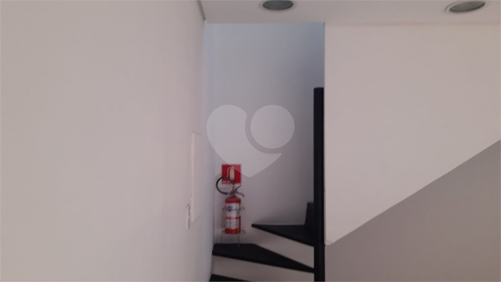 LOJA EM CENTRO COMERCIAL EM PINHEIROS.