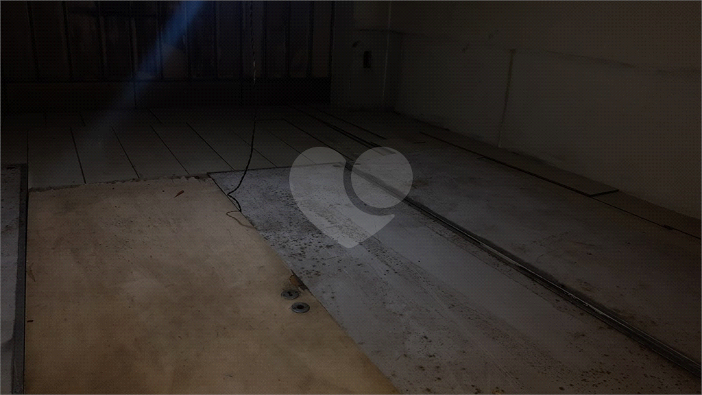 LOJA EM CENTRO COMERCIAL EM PINHEIROS.