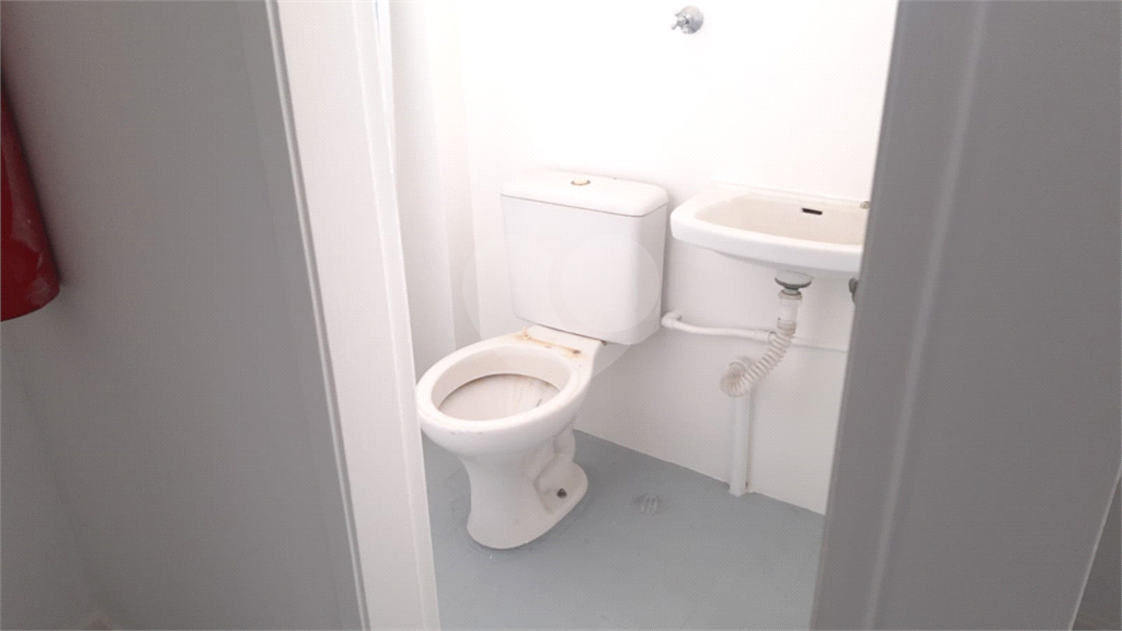 LOJA EM CENTRO COMERCIAL EM PINHEIROS.