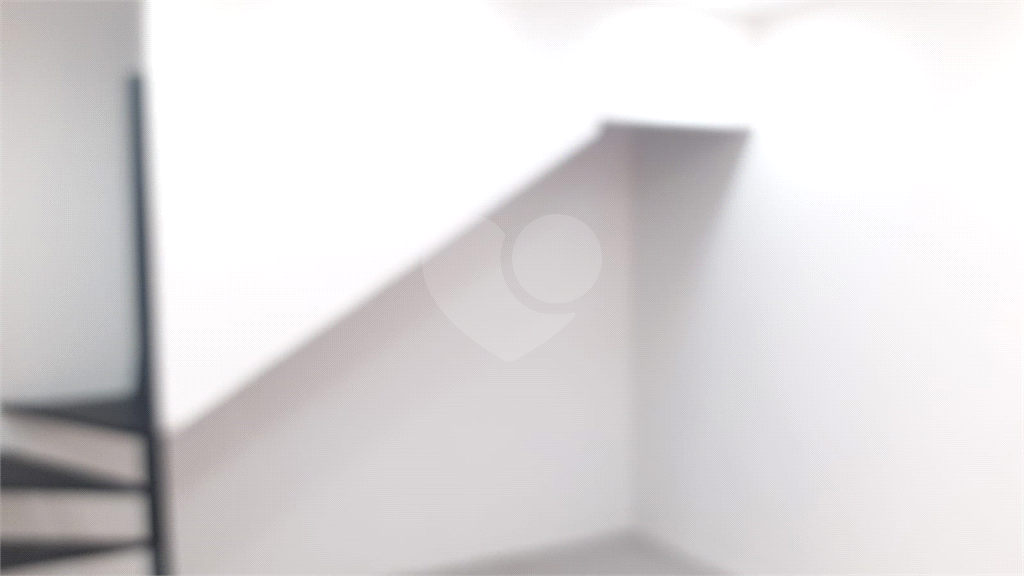 LOJA EM CENTRO COMERCIAL EM PINHEIROS.