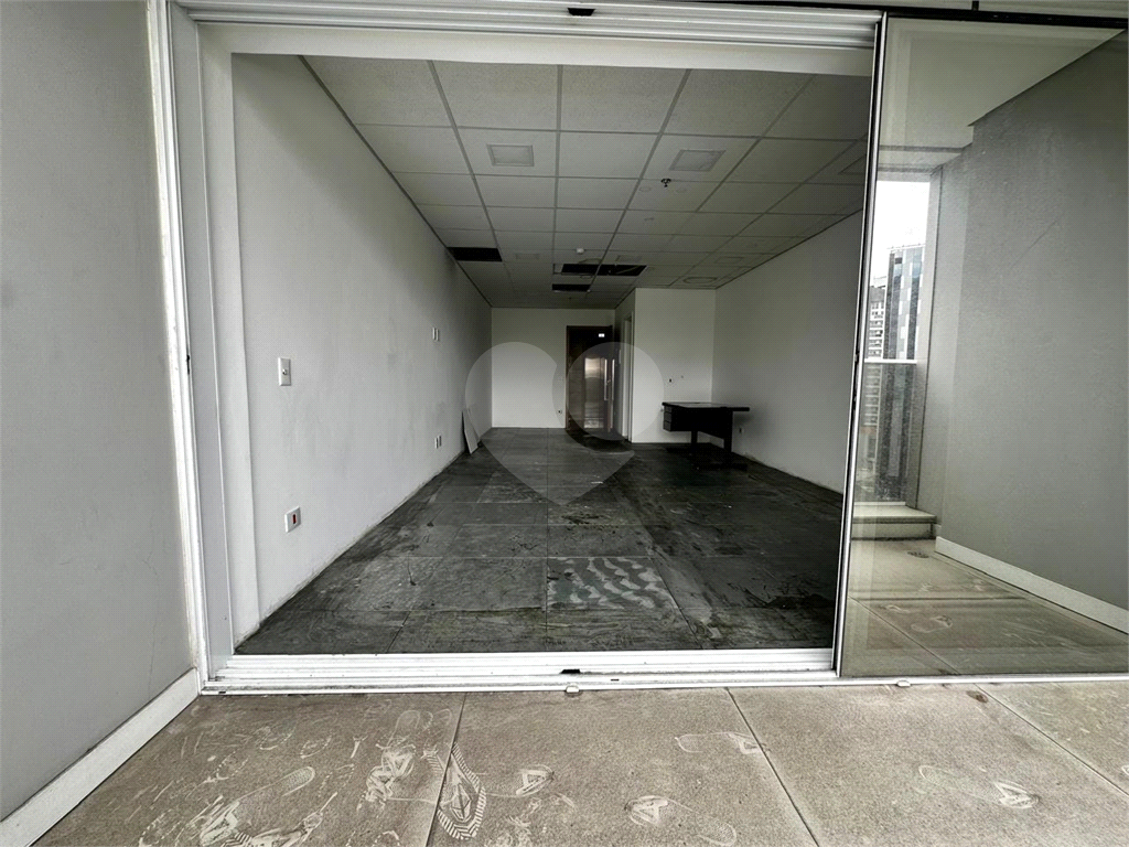 Sala Comercial com 38m2 , sacada e 1 vaga de garagem