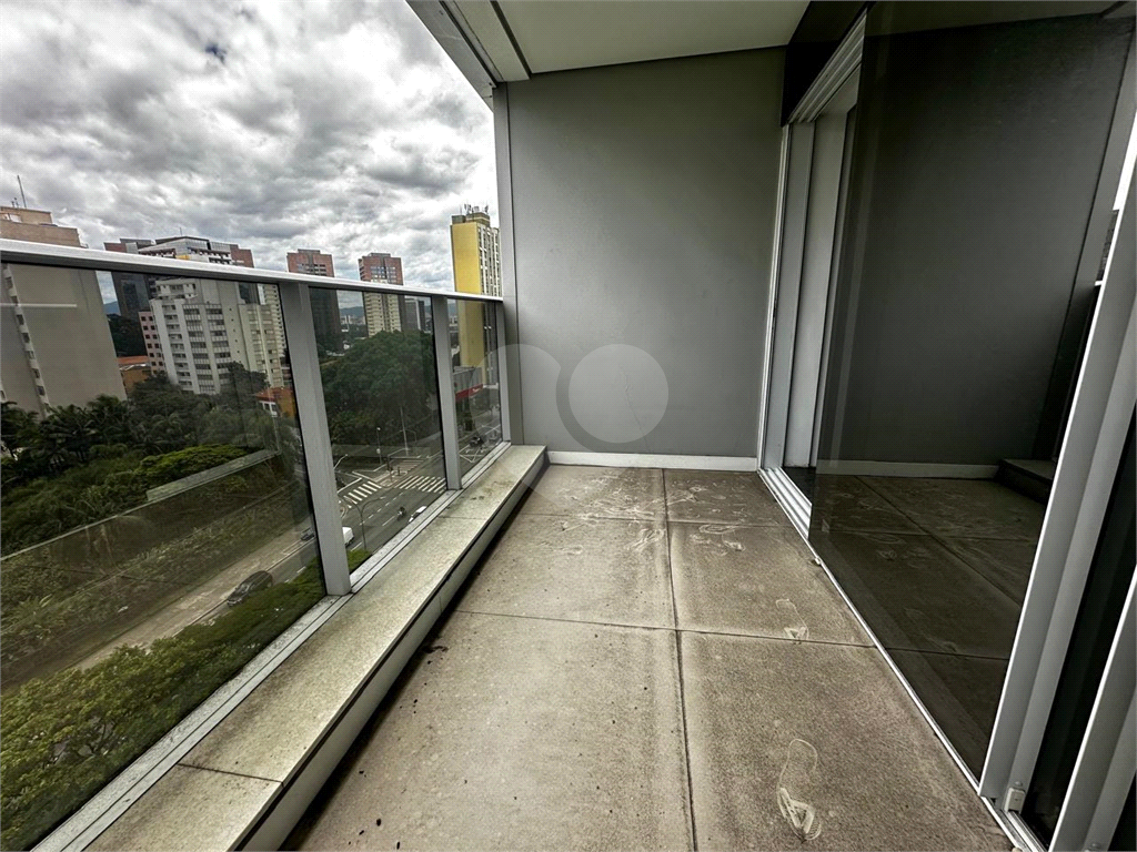 Sala Comercial com 38m2 , sacada e 1 vaga de garagem