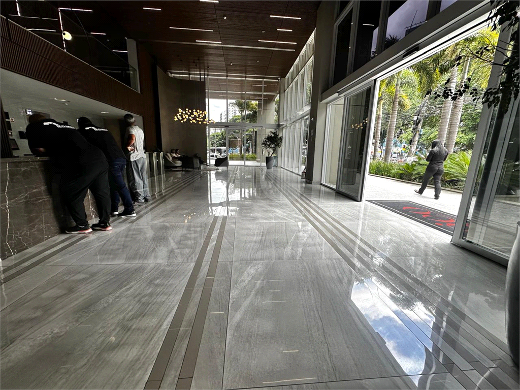 Sala Comercial com 38m2 , sacada e 1 vaga de garagem