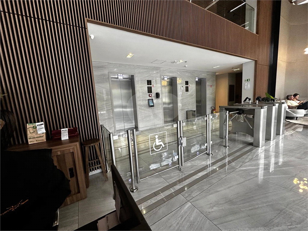 Sala Comercial com 38m2 , sacada e 1 vaga de garagem