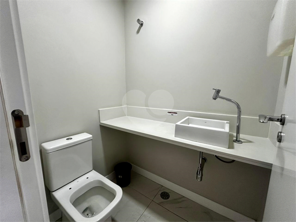 Sala Comercial com 38m2 , sacada e 1 vaga de garagem