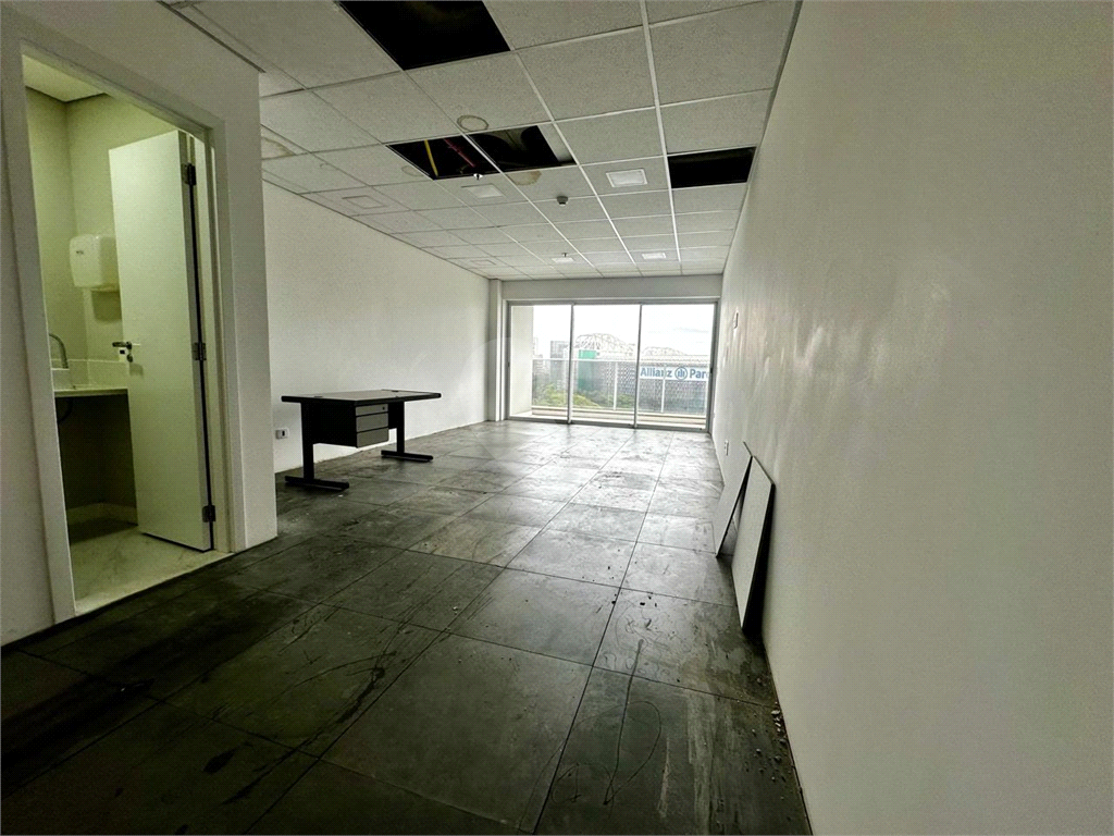 Sala Comercial com 38m2 , sacada e 1 vaga de garagem