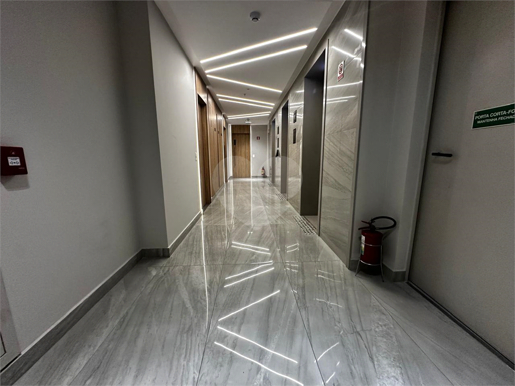 Sala Comercial com 38m2 , sacada e 1 vaga de garagem