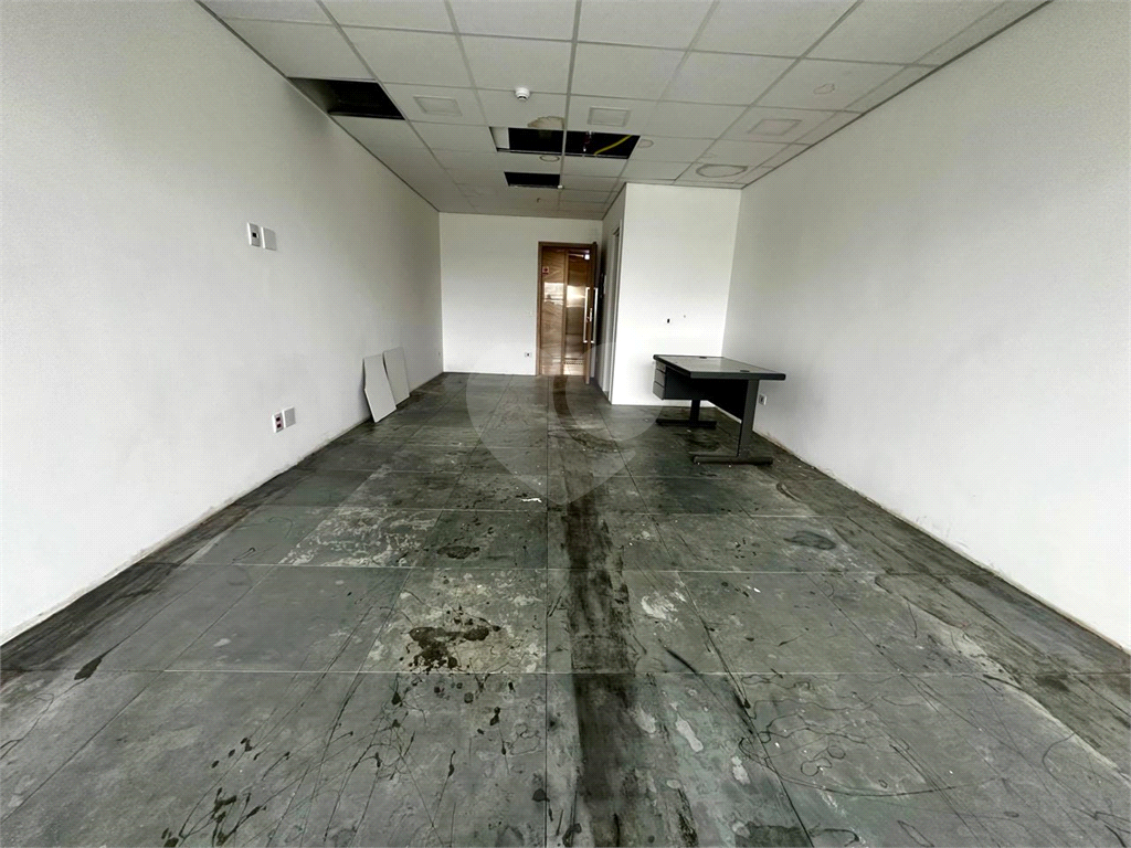 Sala Comercial com 38m2 , sacada e 1 vaga de garagem
