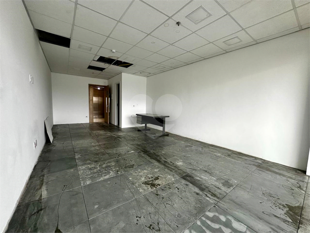 Sala Comercial com 38m2 , sacada e 1 vaga de garagem
