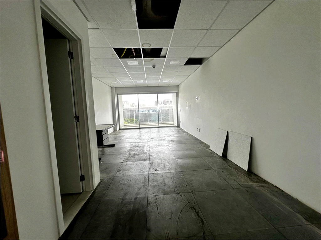 Sala Comercial com 38m2 , sacada e 1 vaga de garagem
