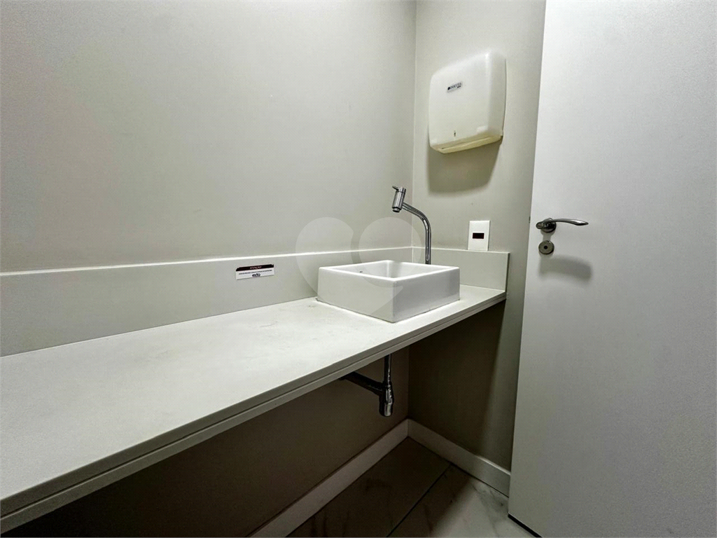 Sala Comercial com 38m2 , sacada e 1 vaga de garagem