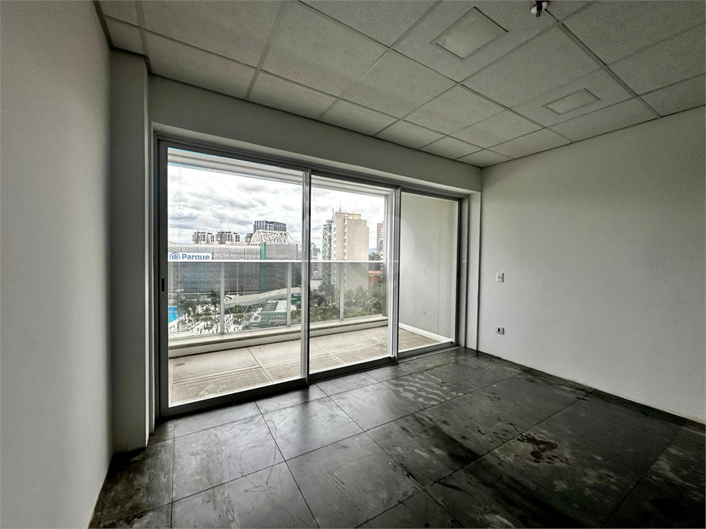 Sala Comercial com 38m2 , sacada e 1 vaga de garagem