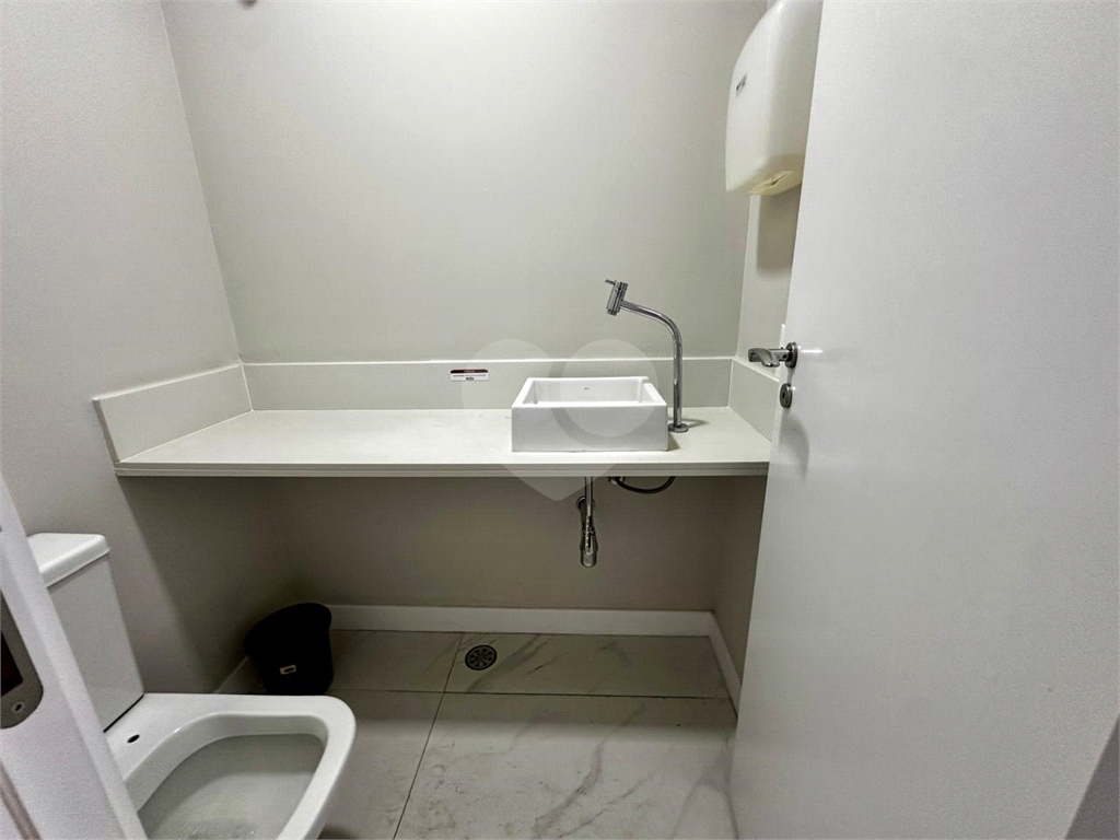 Sala Comercial com 38m2 , sacada e 1 vaga de garagem