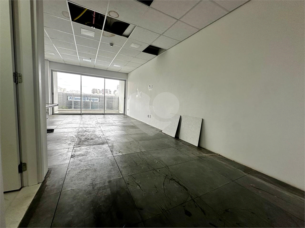 Sala Comercial com 38m2 , sacada e 1 vaga de garagem