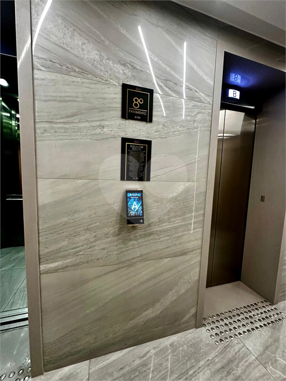 Sala Comercial com 38m2 , sacada e 1 vaga de garagem