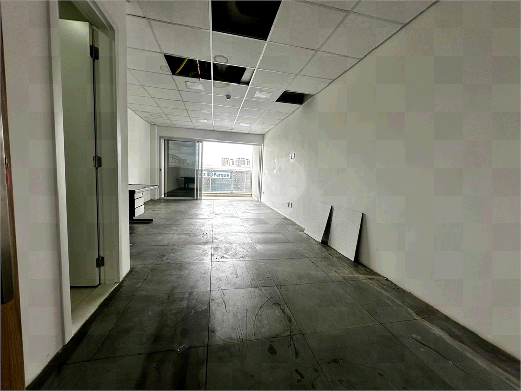 Sala Comercial com 38m2 , sacada e 1 vaga de garagem
