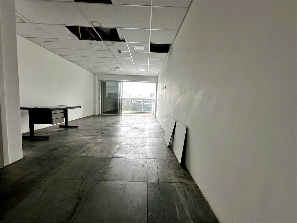 Sala Comercial com 38m2 , sacada e 1 vaga de garagem