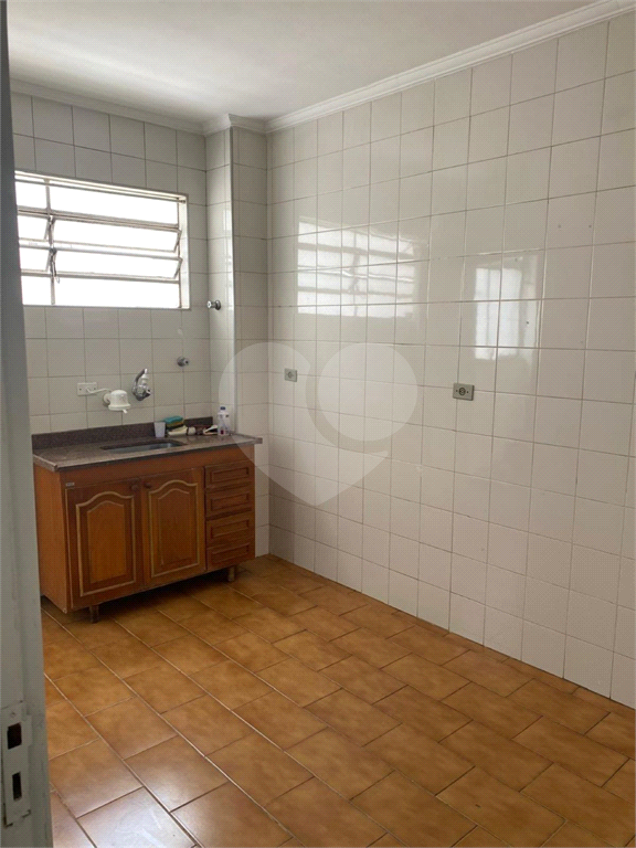 Apartamento clássico com 84m² em Pinheiros com ambientes espaçosos.