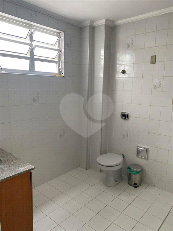 Apartamento clássico com 84m² em Pinheiros com ambientes espaçosos.
