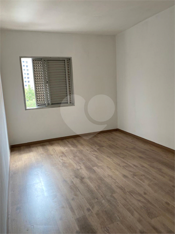 Apartamento clássico com 84m² em Pinheiros com ambientes espaçosos.