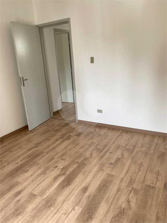 Apartamento clássico com 84m² em Pinheiros com ambientes espaçosos.