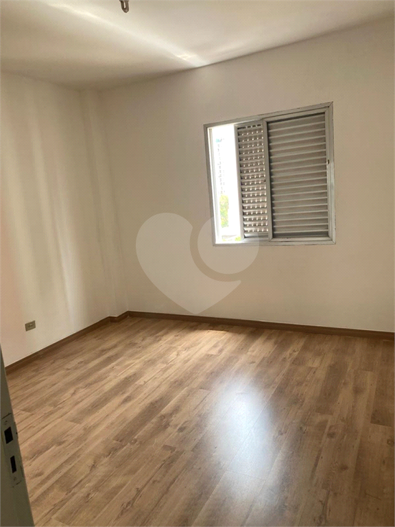 Apartamento clássico com 84m² em Pinheiros com ambientes espaçosos.