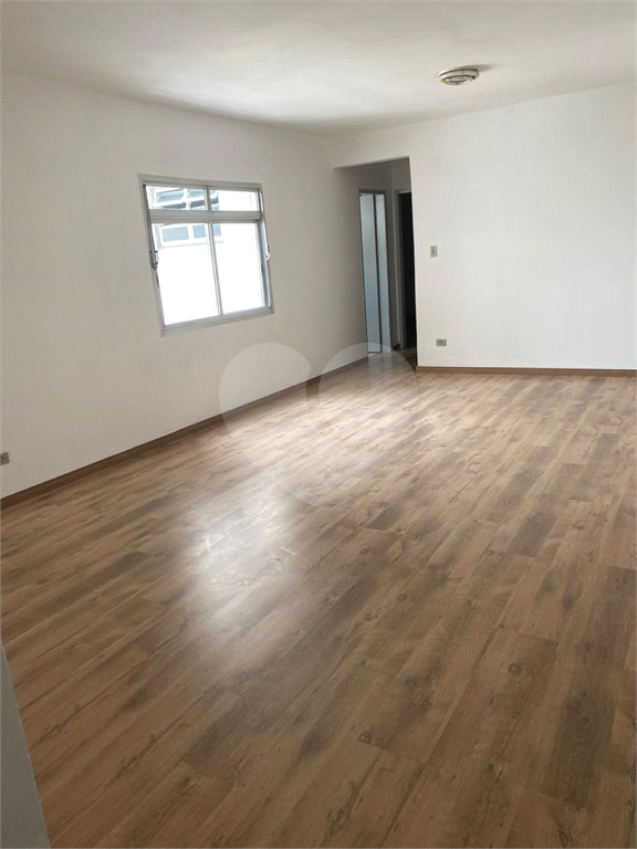 Apartamento clássico com 84m² em Pinheiros com ambientes espaçosos.