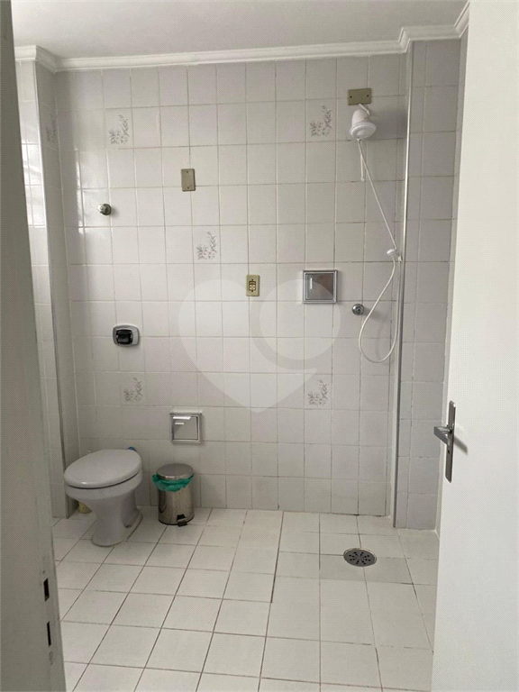 Apartamento clássico com 84m² em Pinheiros com ambientes espaçosos.