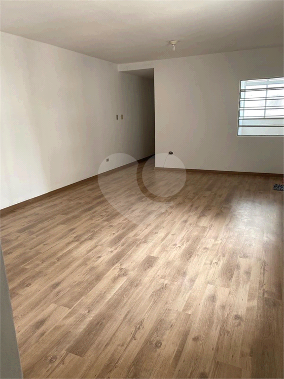 Apartamento clássico com 84m² em Pinheiros com ambientes espaçosos.