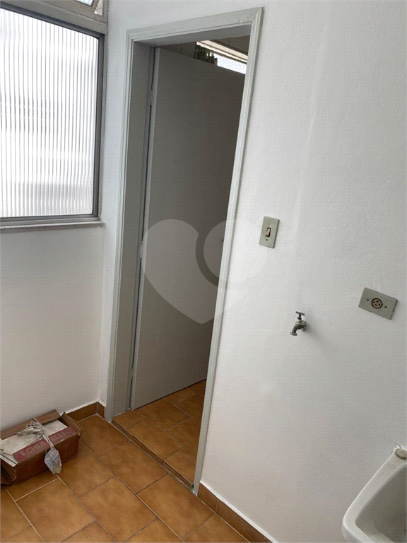 Apartamento clássico com 84m² em Pinheiros com ambientes espaçosos.