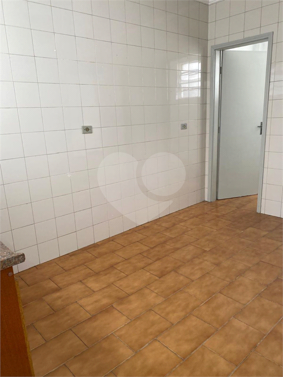 Apartamento clássico com 84m² em Pinheiros com ambientes espaçosos.