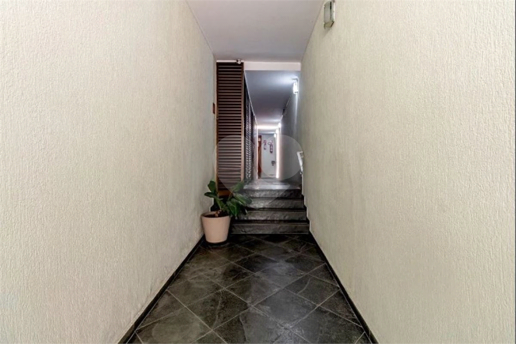 Apartamento clássico com 84m² em Pinheiros com ambientes espaçosos.