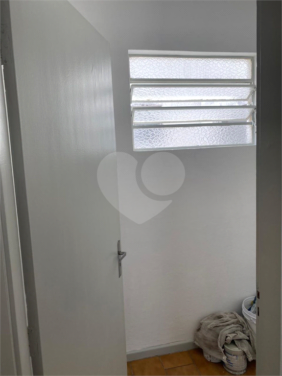 Apartamento clássico com 84m² em Pinheiros com ambientes espaçosos.