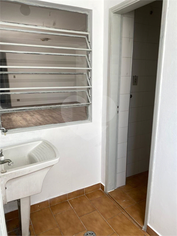 Apartamento clássico com 84m² em Pinheiros com ambientes espaçosos.