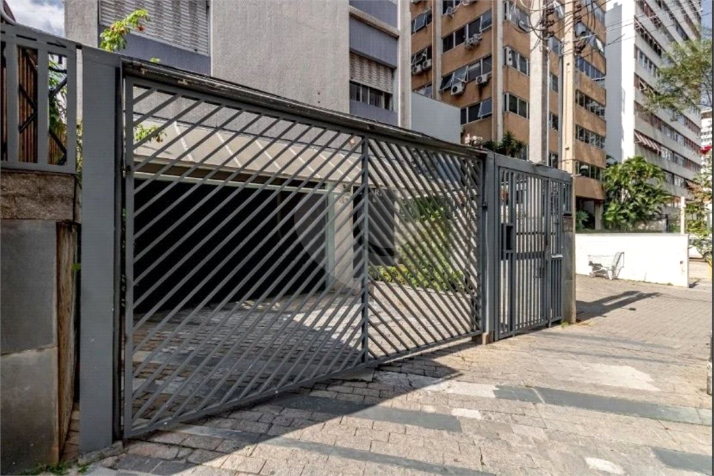 Apartamento clássico com 84m² em Pinheiros com ambientes espaçosos.