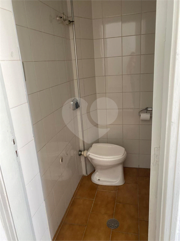 Apartamento clássico com 84m² em Pinheiros com ambientes espaçosos.