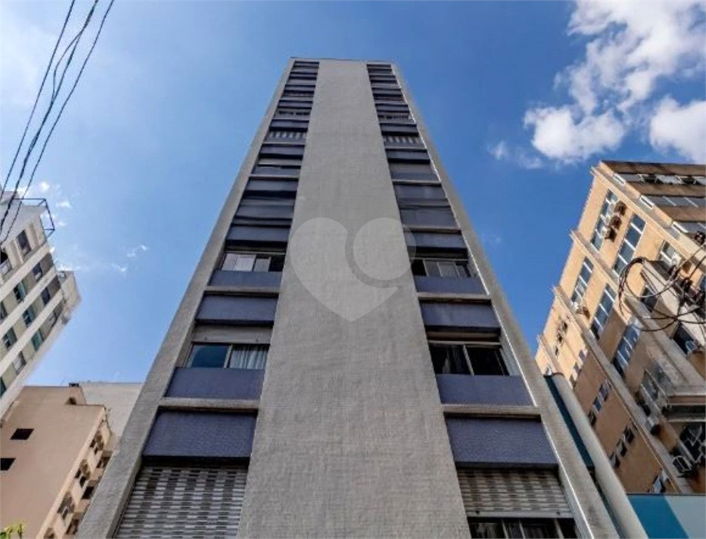Apartamento clássico com 84m² em Pinheiros com ambientes espaçosos.
