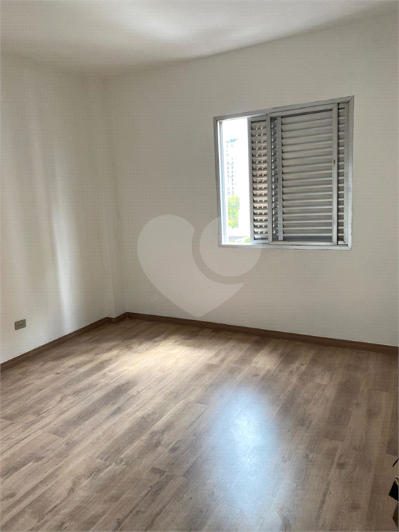 Apartamento clássico com 84m² em Pinheiros com ambientes espaçosos.