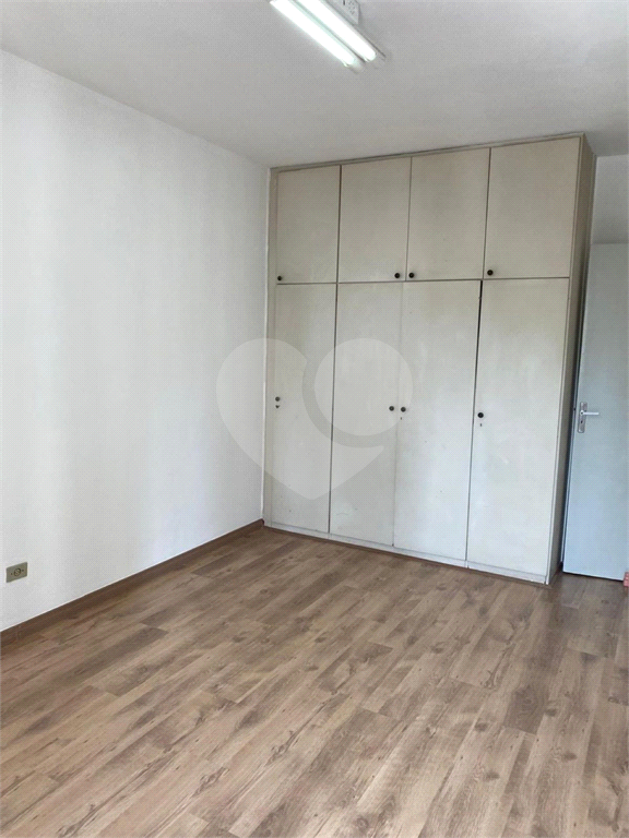 Apartamento clássico com 84m² em Pinheiros com ambientes espaçosos.